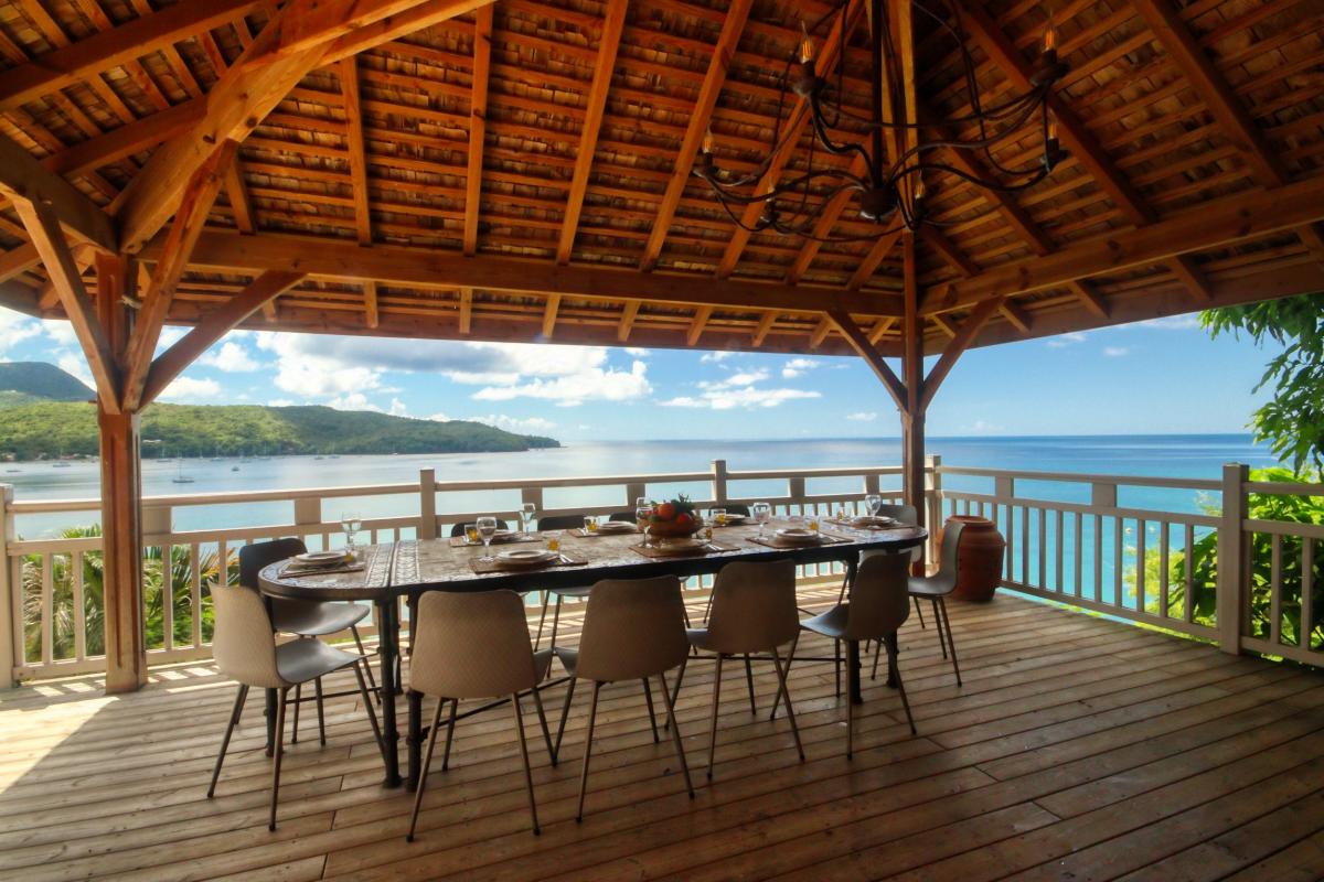 14 Location villa piscine Martinique Anses d Arlets_table terrasse